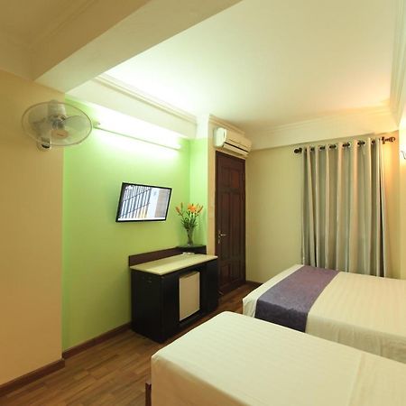 Holiday Lakeview Hotel Hanoi Exterior photo